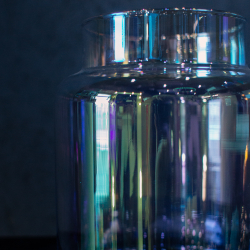 6. Широкая прозрачная ваза с бензиновым блеском