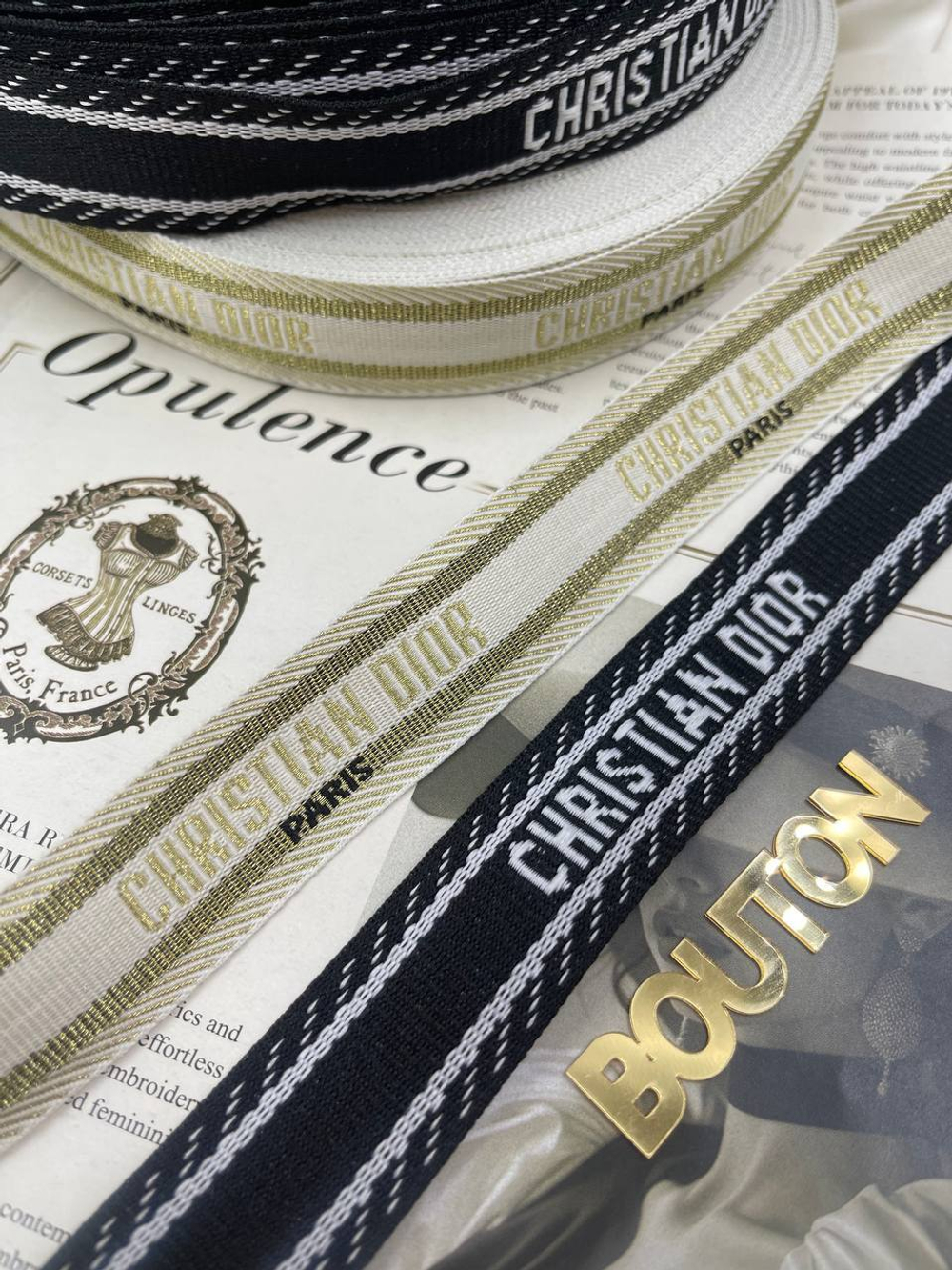 Тесьма Ди. 2,5 см жаккард белая-золотистая