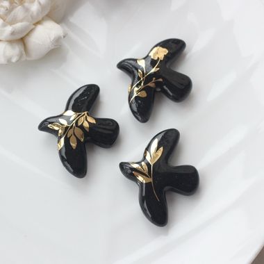 Подвеска фарфоровая Птичка (черный с золотом) 34*42 мм S041