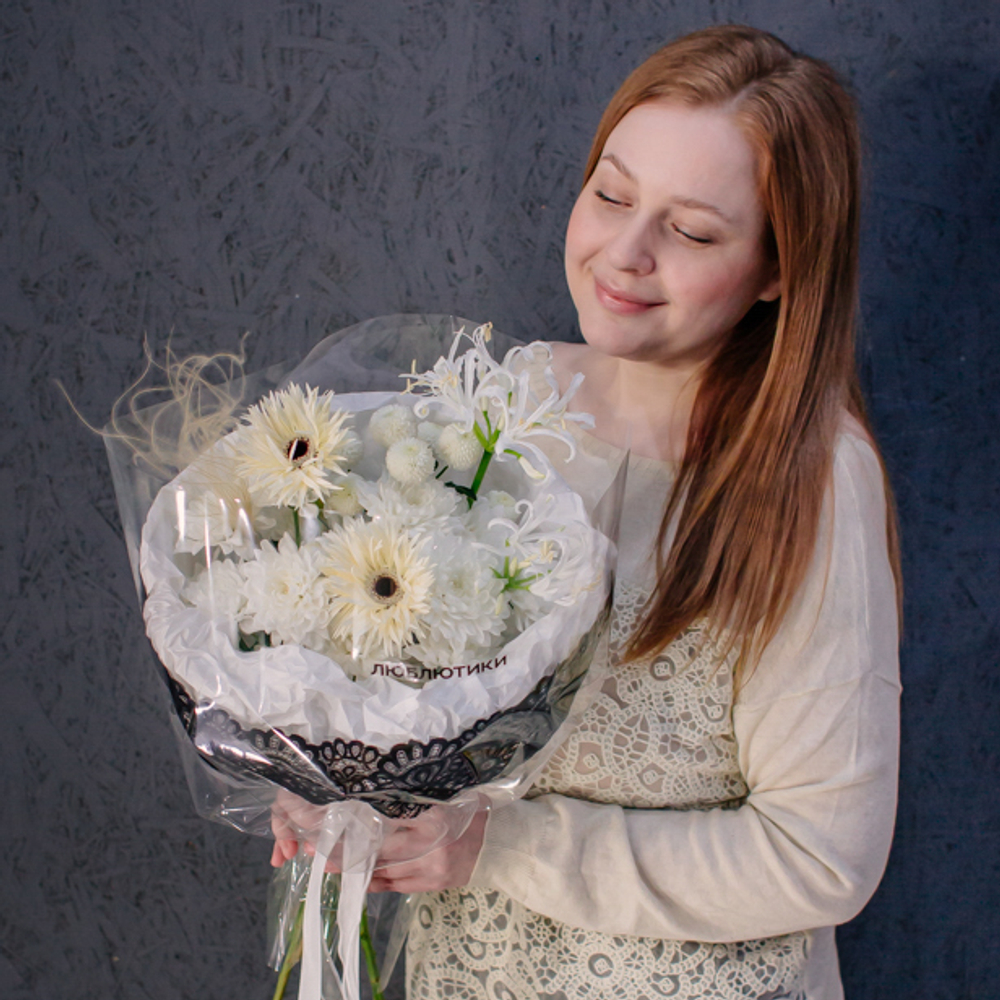 113. Кружевной белоснежный букет с выразительным акцентом