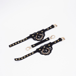 Черные кожаные оковы с резными узорами и клепками (Цвет: черный с золотистым)