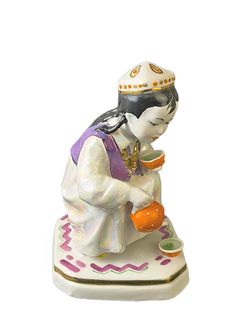 Фарфоровая статуэтка "Маленькая хозяйка" Дулево