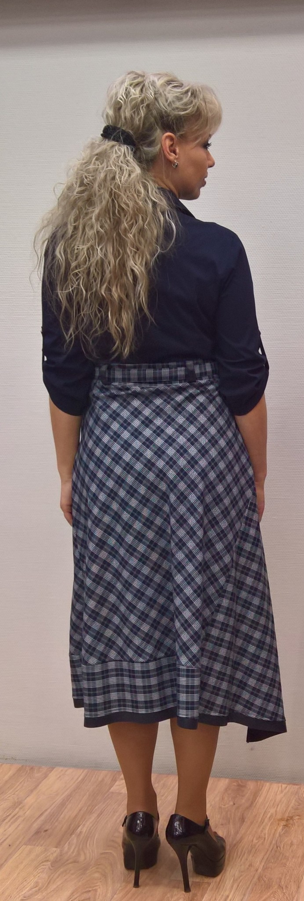 Синее комбинированное платье с поясом