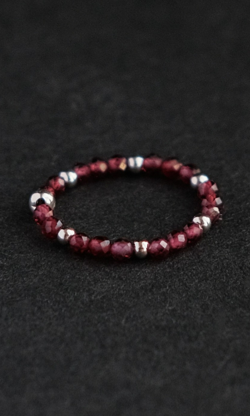 Кольцо "Memo about Love" из граната с серебряными бусинами