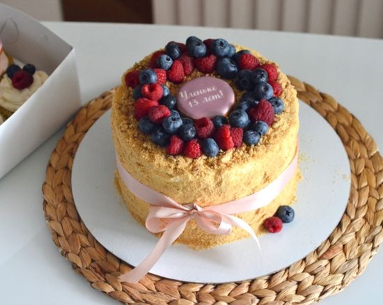 Торт Медовик с ягодами и надписью