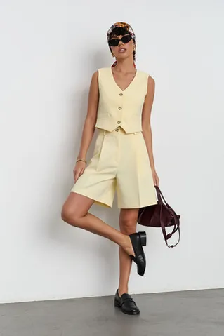 Шорты костюмные прямые ванильного цвета