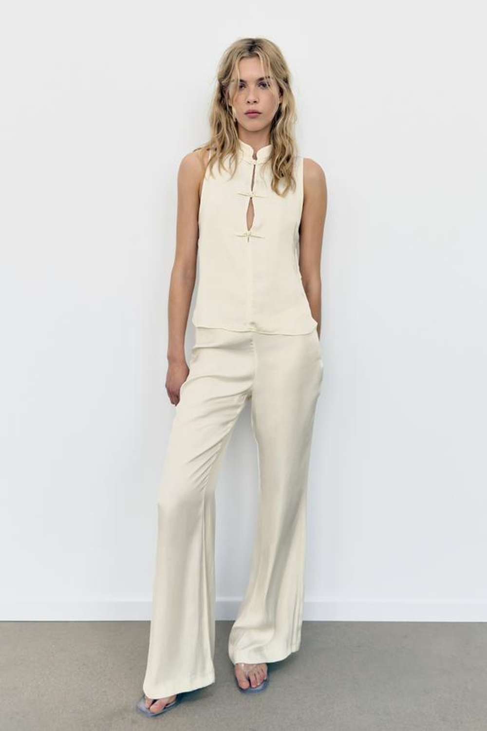 ZARA АТЛАСНЫЕ БРЮКИ FLARE, ЖЕЛТОВАТО-БЕЛЫЙ