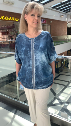 Удлиненная туника с сетчатыми вставками по плечам и аппликацией