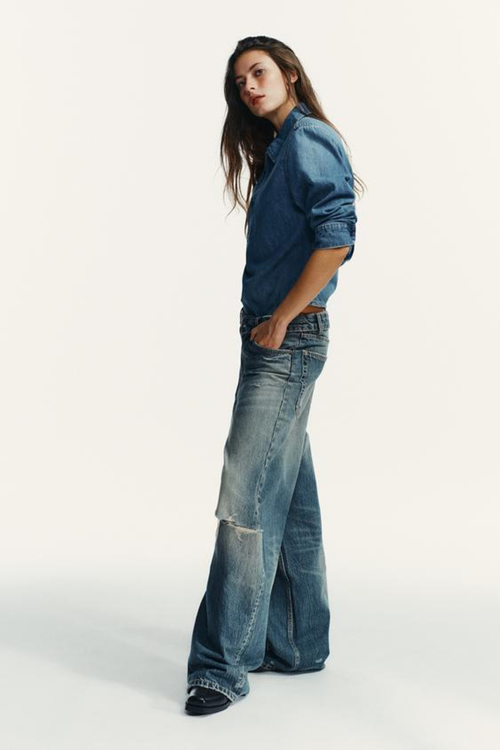 ZARA ДЖИНСЫ TRF СО СРЕДНЕЙ ПОСАДКОЙ И ОТВЕРНУТЫМ ПОЯСОМ, СИНИЙ