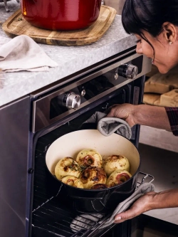 KitchenAid Чугунная кастрюля 22 см 3,3 л черная
