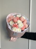 Букет из хризантемы, кустовой пионовидной розы и диантусов