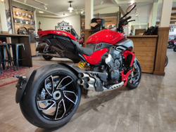 Ducati Diavel V4 (2025) RED