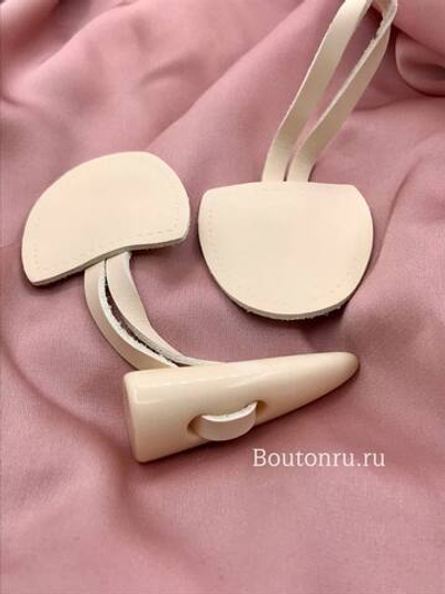 Застежка клевант из натуральной кожи бежевого цвета