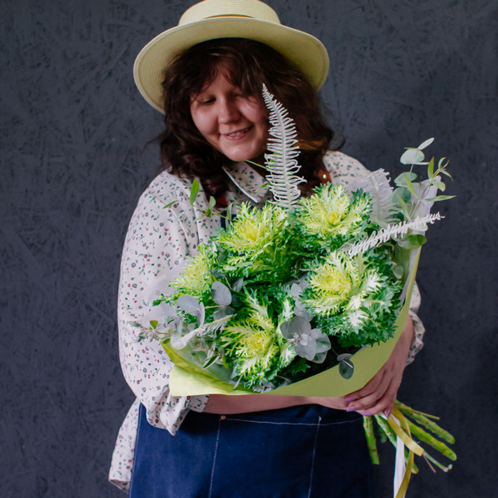 55. Дерзкий букет в зеленых оттенках с брассикой