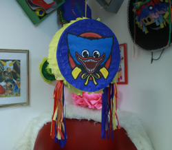 Пиньята Хагги с мрачной улыбкой