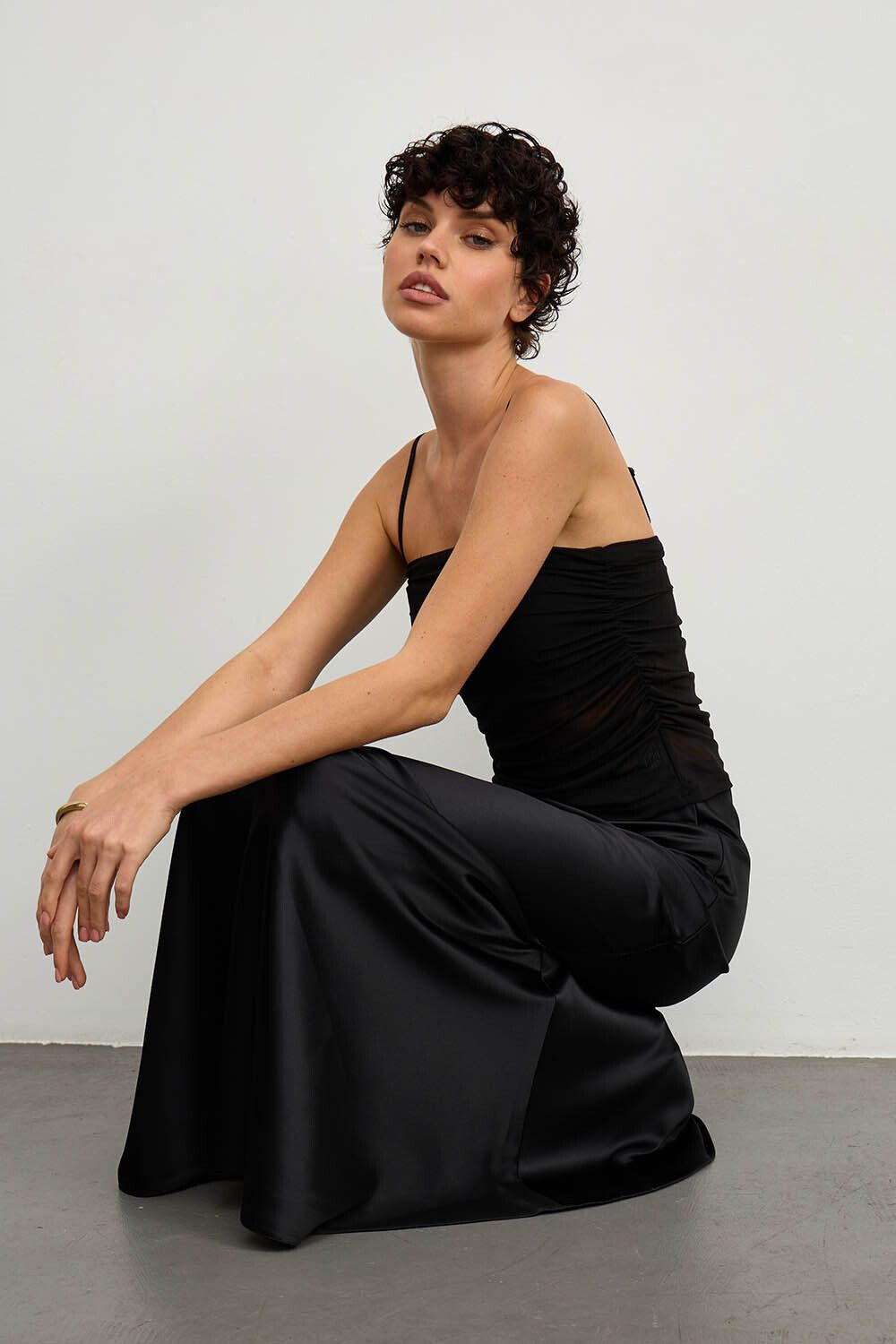 Юбка макси из атласа черного цвета