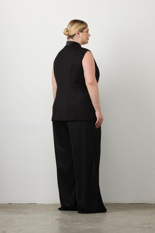 Жилет удлиненный с атласными лацканами, черный