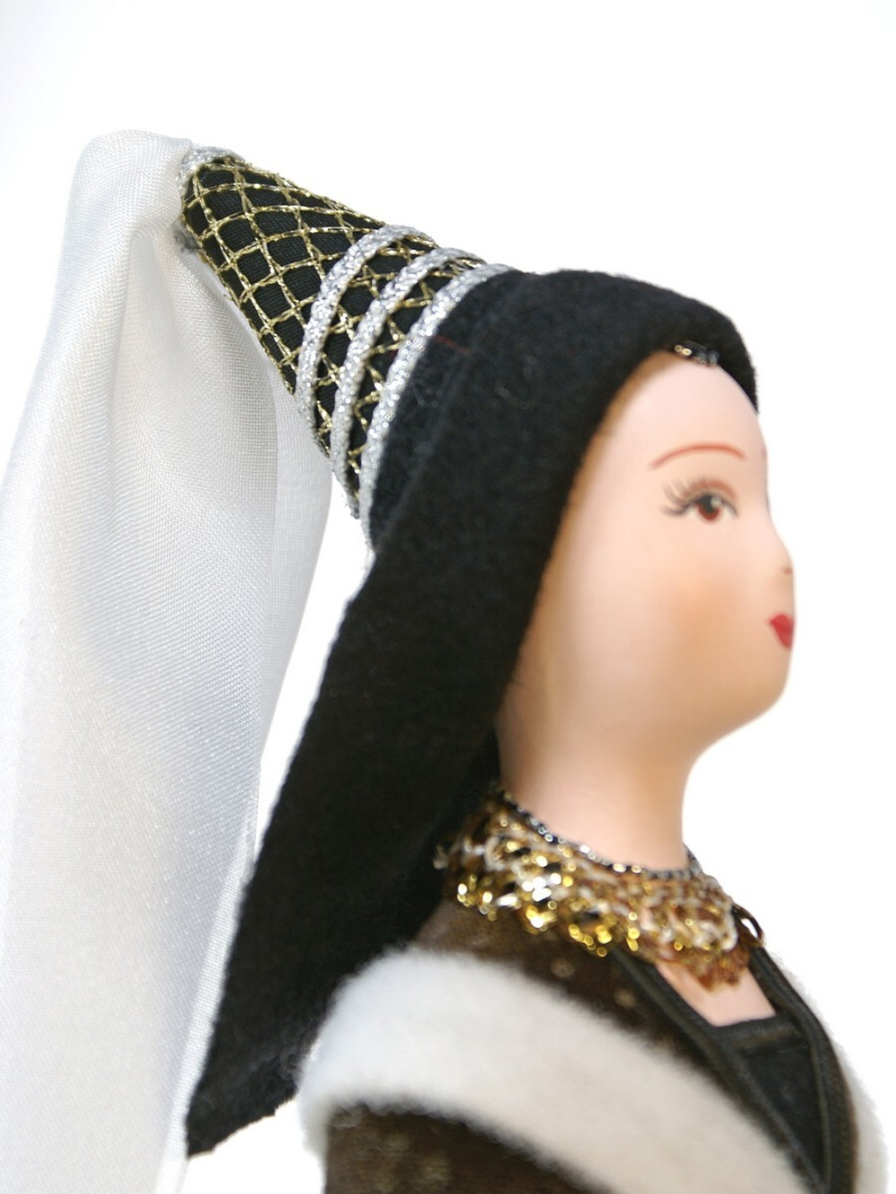 Кукла коллекционная в праздничном костюме дворянки из Бургундии