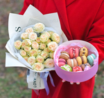 Букет кустовых пионовидных роз «Ваниль » и пирожные макарон ручной работы от «Делаем сладко»