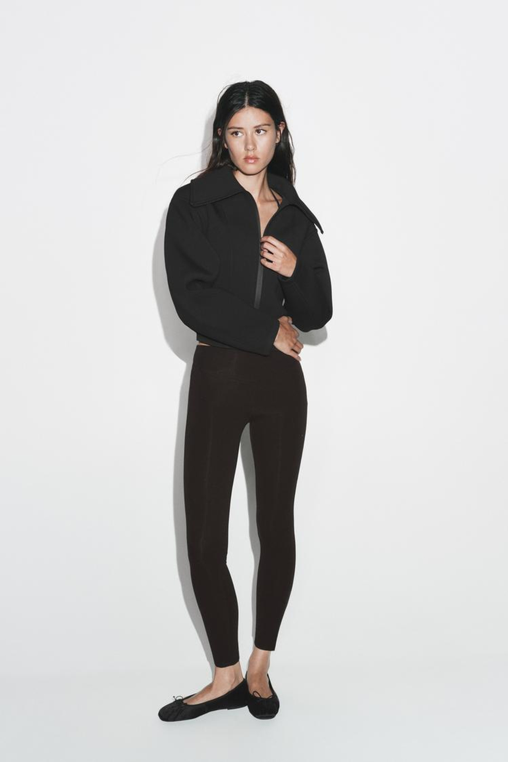 ZARA ПРИТАЛЕННАЯ КУРТКА ИЗ НЕОПРЕНА, ЧЕРНЫЙ