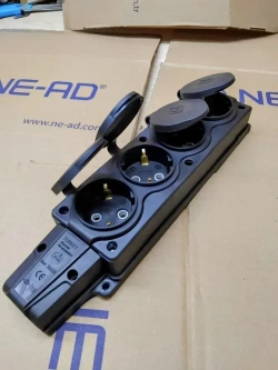 NE-AD Колодка каучуковая четверная (4 гнезда), 1 штука