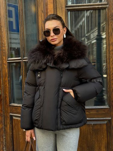 Короткий черный пуховик с мехом енота