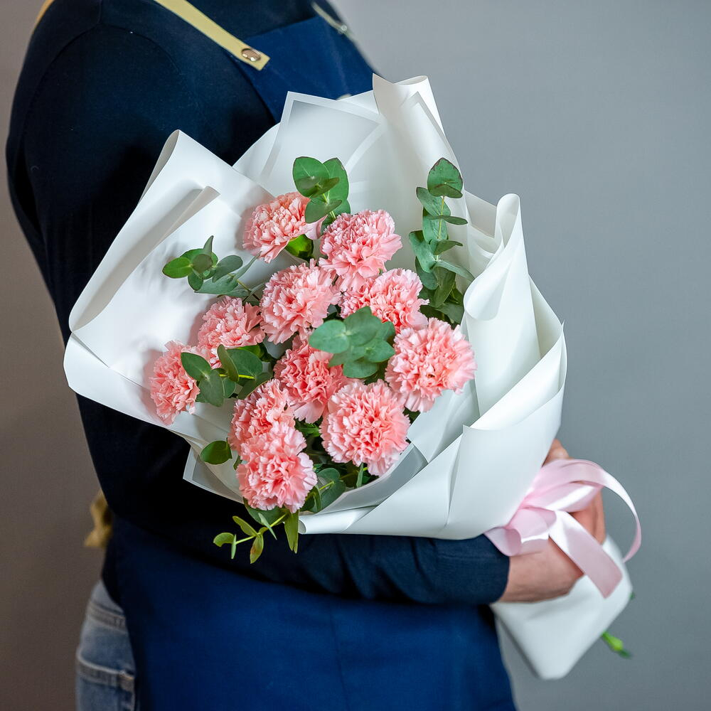 Букет розовых диантусов с эвкалиптом в оформлении