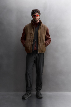 ZARA ТЕХНИЧЕСКИЙ СТЕГАНЫЙ ЖИЛЕТ, КОРИЧНЕВЫЙ