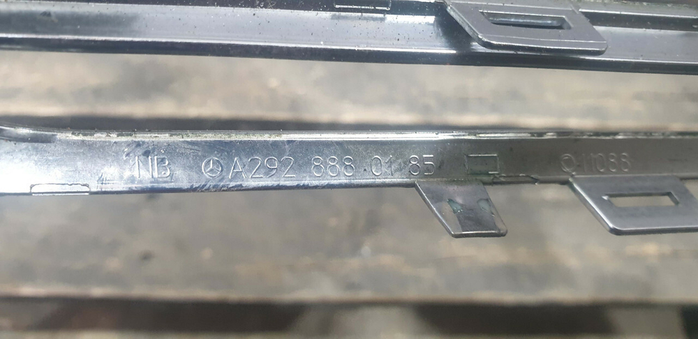 Молдинг решетки радиатора Mercedes GLE (C292) 15-19 Б/У Оригинал A2928880185