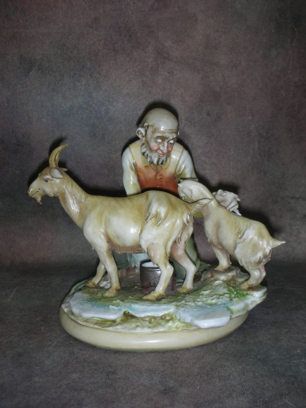 Статуэтка. Фарфор. Сельские заботы. Capodimonte. Италия