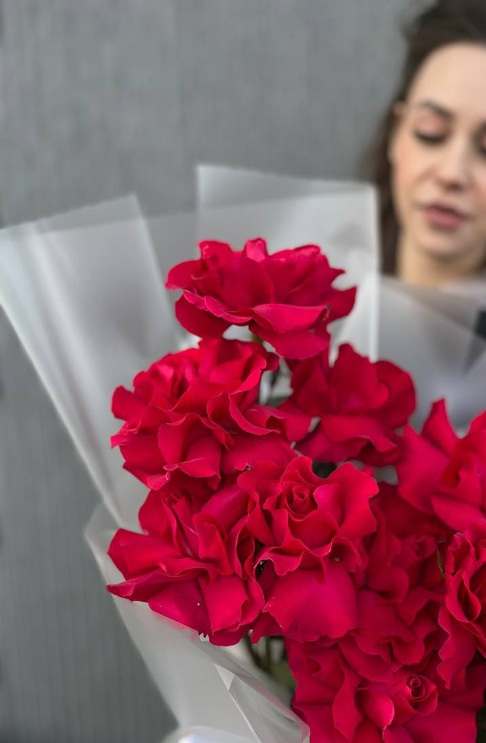 Заказать букет из малиновых роз, доставкой заказать букет из красивых ажурных малиновых роз Казань, букеты из ажурных роз заказать в Казани