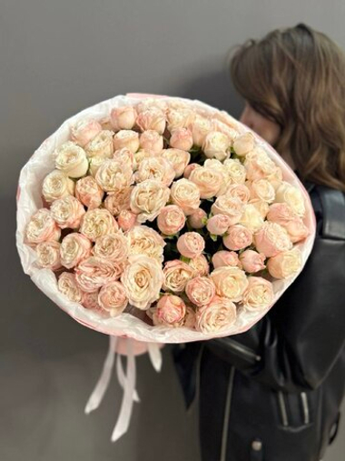 Букет из 21 кустовой пионовидной розы "Бомбастик"