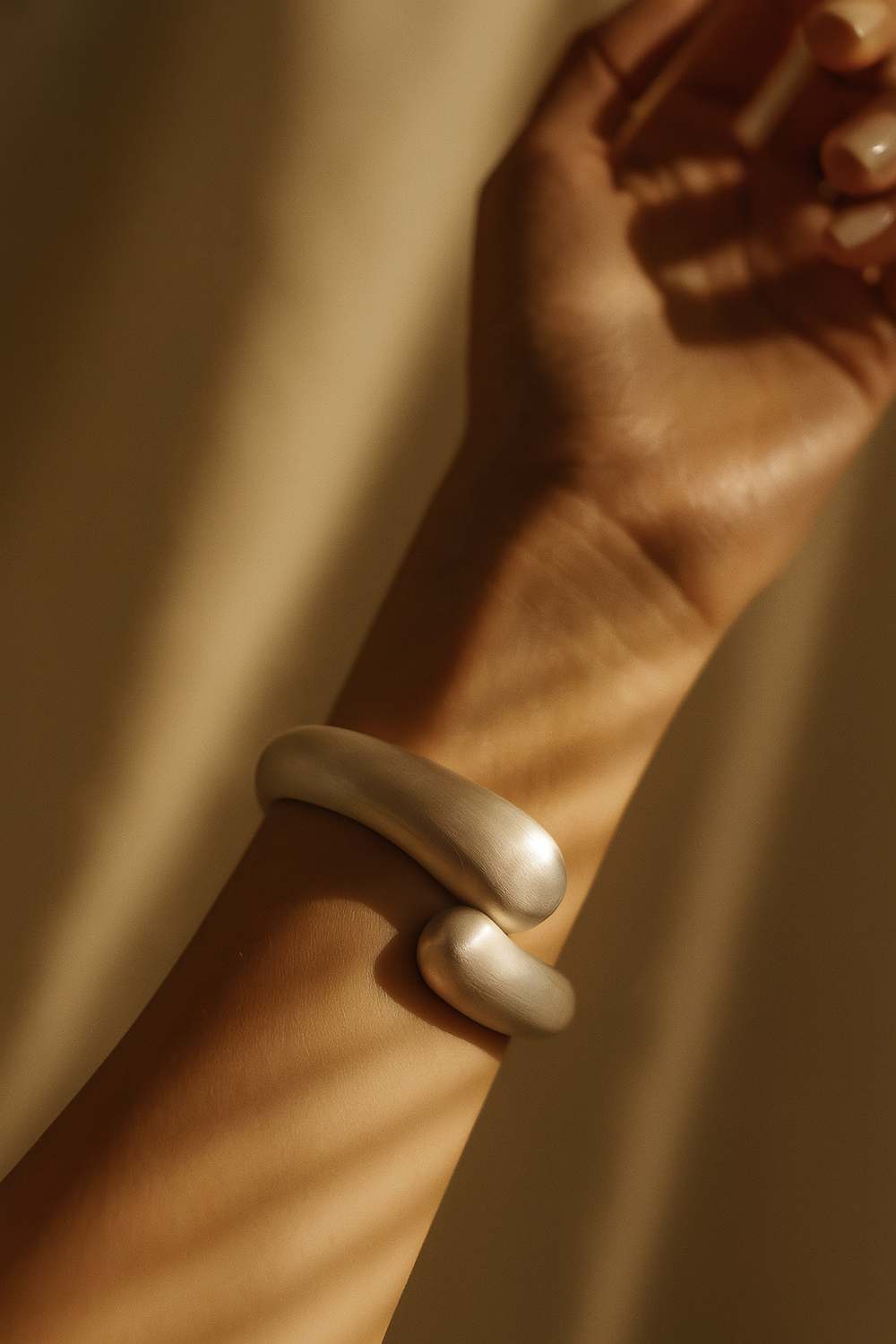 Clovelle — серебристый браслет-скульптура с эффектом soft metal