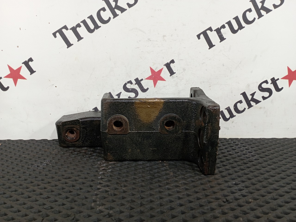 Кронштейн бампера переднего правый 2016г.