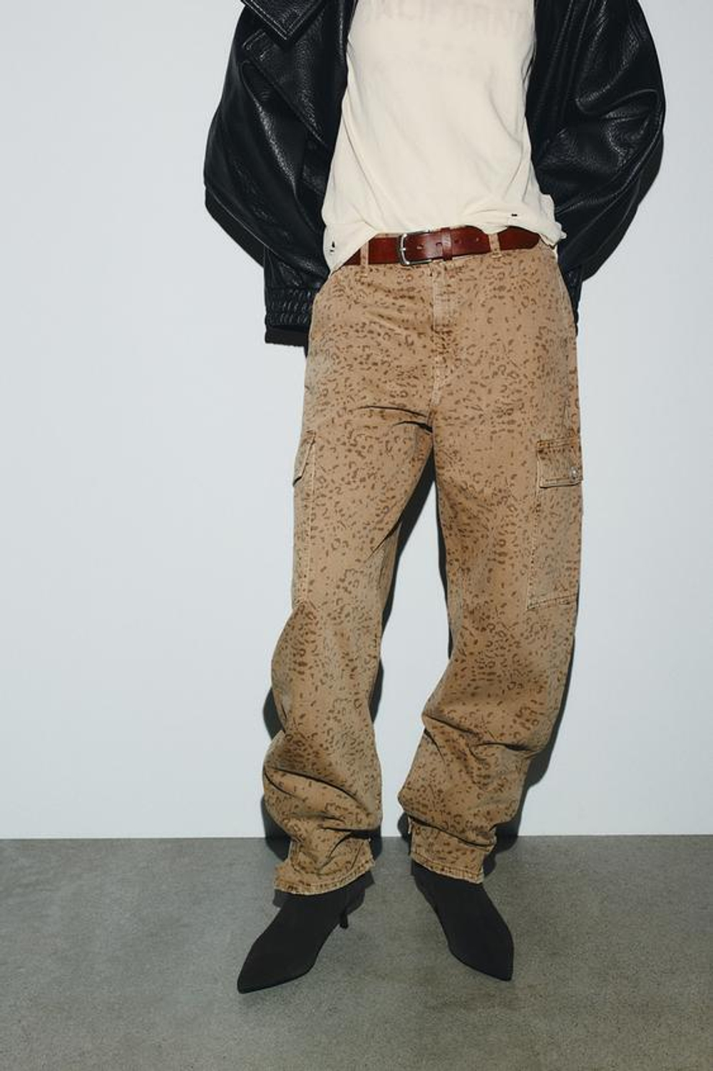 ZARA ДЖИНСЫ TRF BAGGY BALLOON С АНИМАЛИСТИЧЕСКИМ ПРИНТОМ, СВЕТЛО-КОРИЧНЕВЫЙ