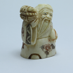 Нэцкэ Дзюродзин без головного убора с корзиной и персиком