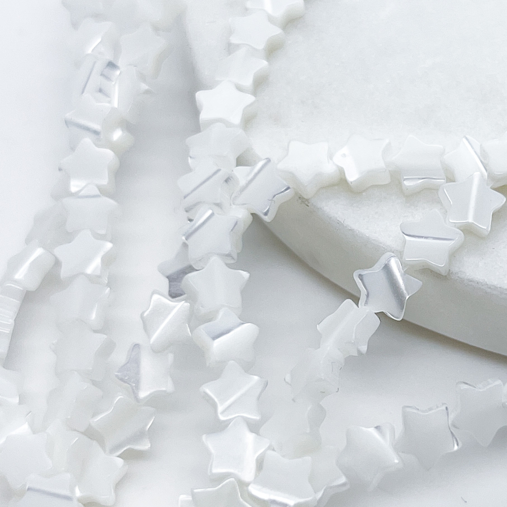 Перламутр Звездочка, цвет белый, размер около 6,1*6,4 мм, цена за отрезок 19 см (1/2 нити)