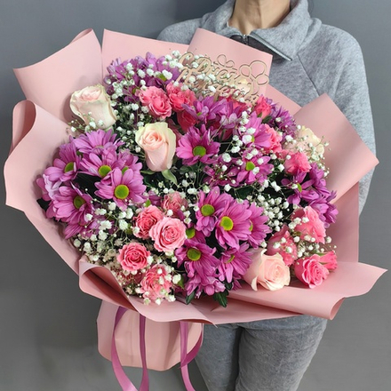 Авторский букет с хризантемами и розами