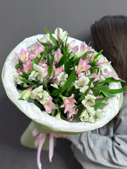 Букет из 9 бело-розовых альстромерий