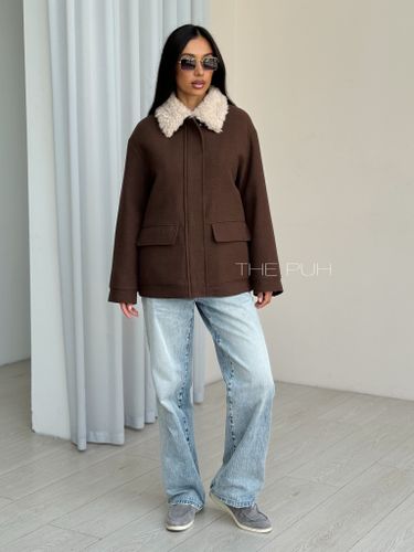 Шоколадная куртка с меховым воротником