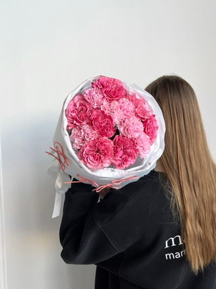 Сборный букет из роз Кантри и диантусов в лимитированной упаковке размер S