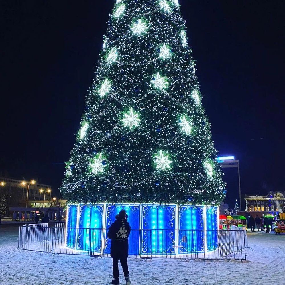 Светодинамическая елка каркасная - встроенная гирлянда: холодный свет - "Уральская" 8 м