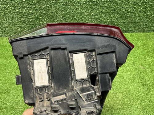 Фонарь левый внешний Toyota Land Cruiser 300 21-нв