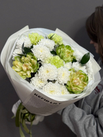 Авторский букет в бело-зеленой гамме