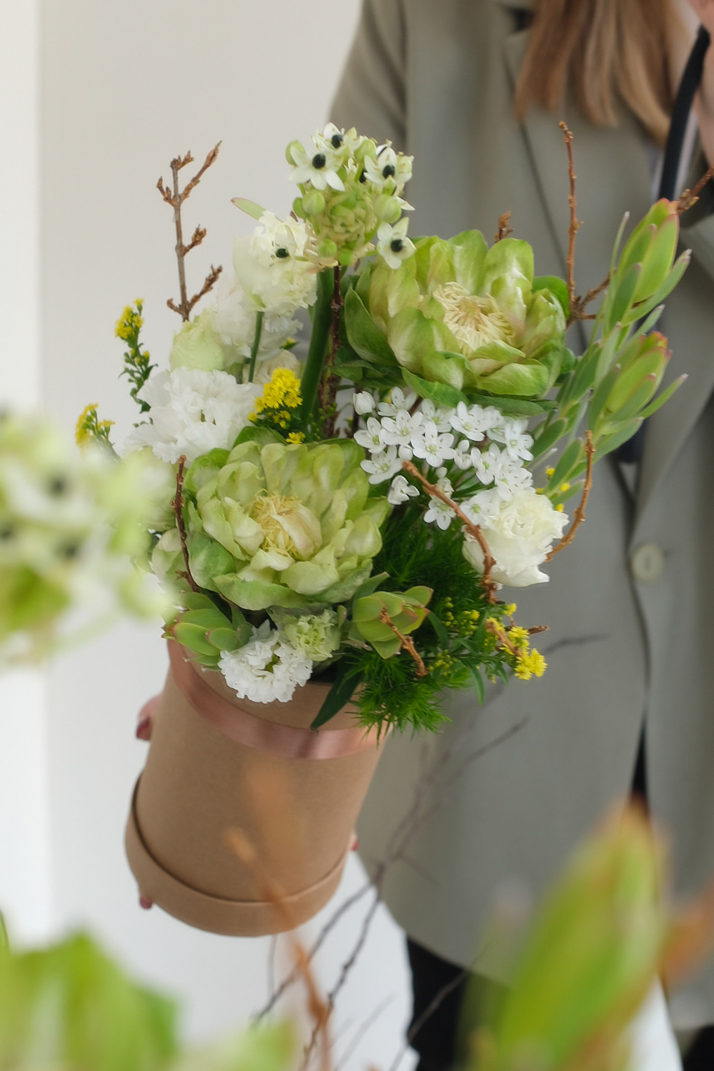 Шляпная коробка с розами Вегги, орнитогалумом и аллиумом