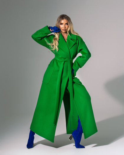 Женское зелёное пальто из шерсти с поясом
