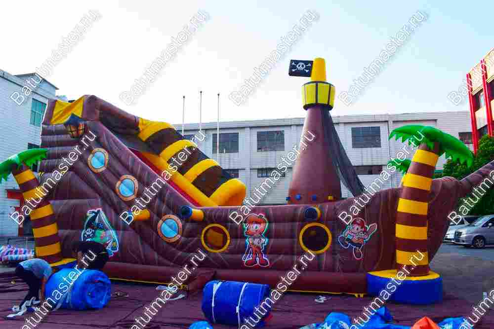 Надувной корабль "Пираты Карибского моря", 11*5,5*6 м