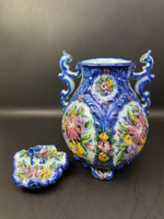 Португальская ваза с крышкой