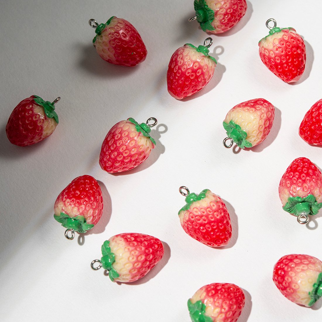 Подвеска "Клубничка", 24,5*16,5мм, акрил