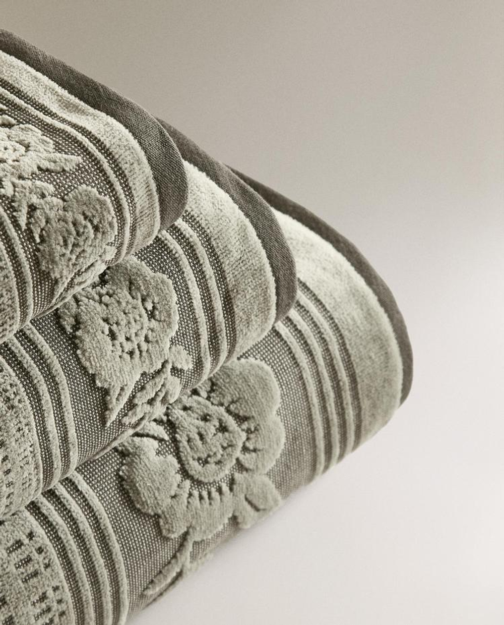 ZARA HOME ЖАККАРДОВОЕ БАННОЕ ПОЛОТЕНЦЕ ИЗ ВЕЛЮРА, ЗЕЛЕНЫЙ